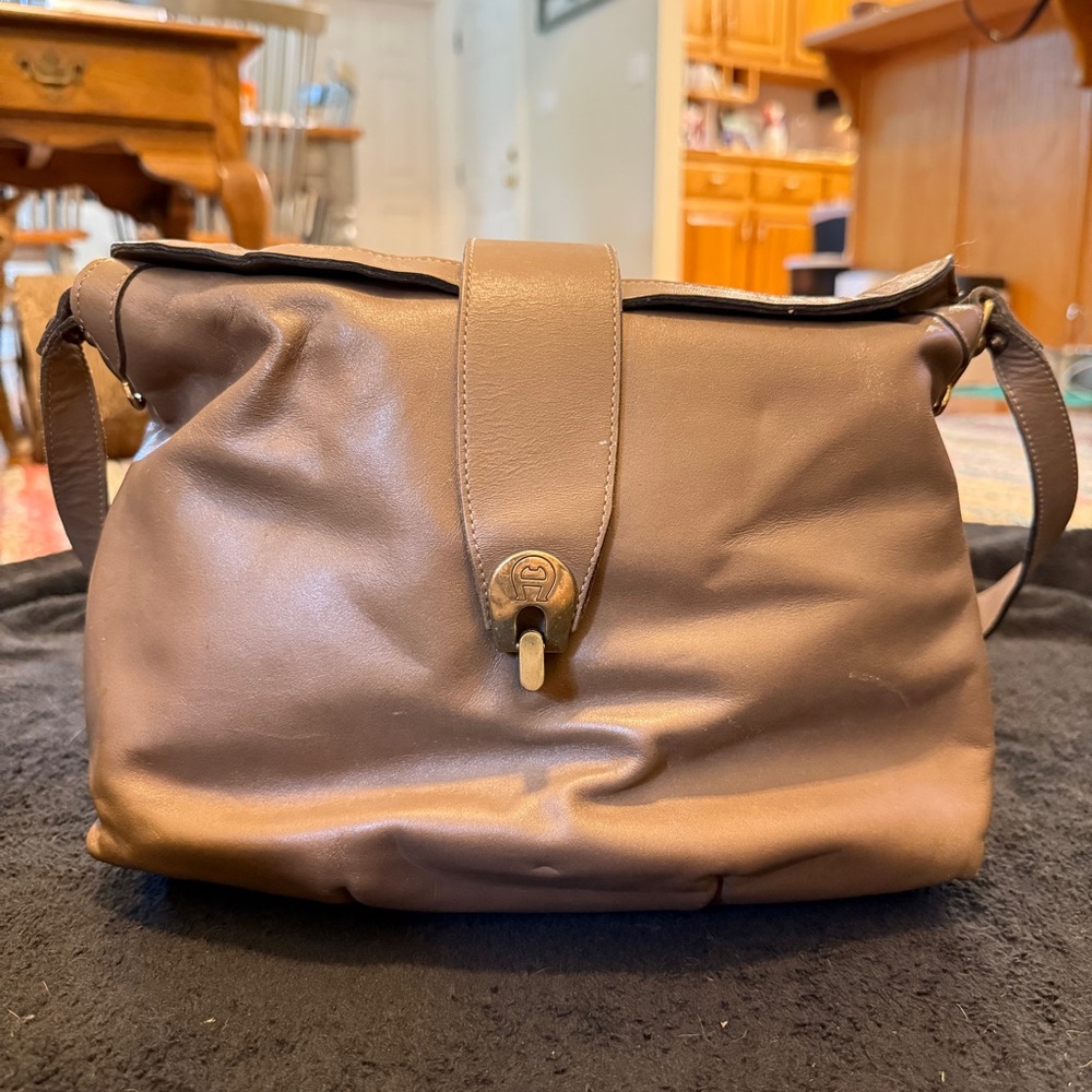 EUC Vintage Etienne Aigner Tan purse